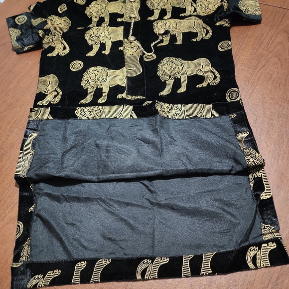 Seyimark Elegant Black and Gold Lion Print Men's Top - Picture 9 of 12